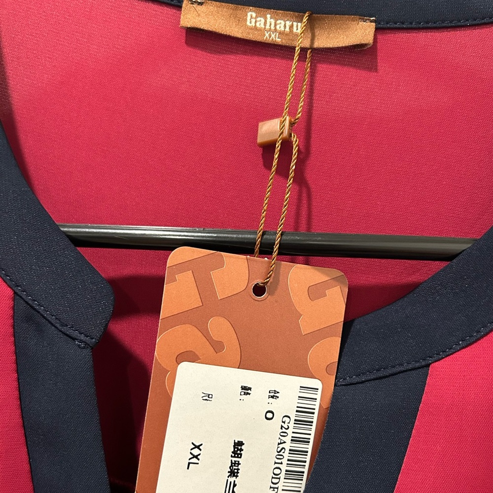 Gaharu (NWT) V-Neck Blouse with 3/4 Sleeve - Picture 4 of 5
